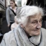 ¿Qué beneficio tiene cuidar a las personas mayores?